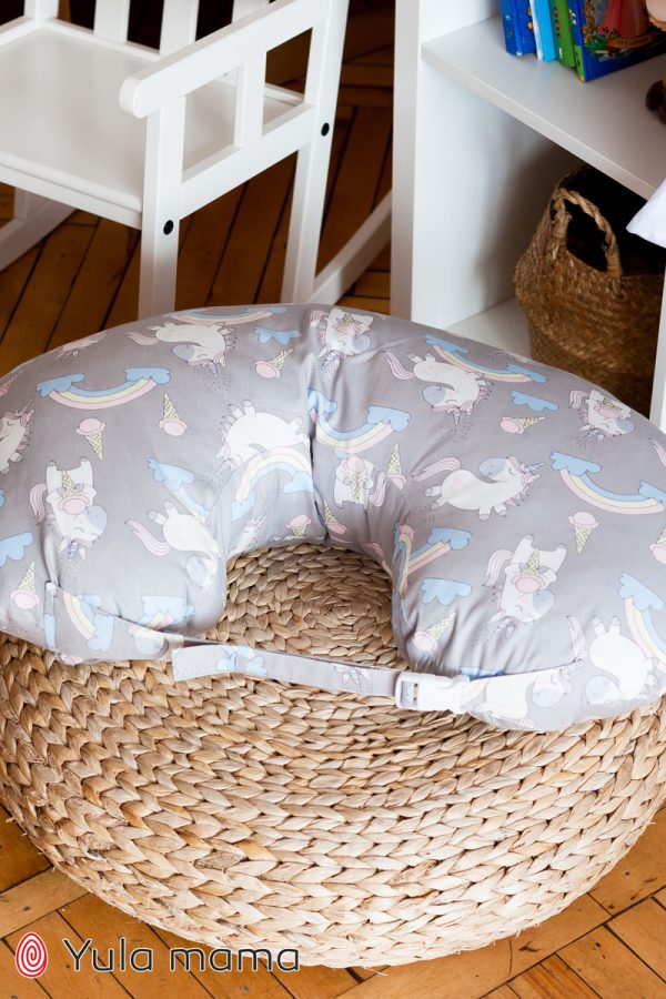 Сіра подушка для годування з єдинорогами